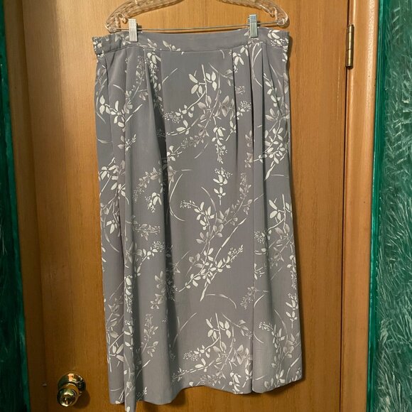 Light Blue 2 piece blazer and skirt with leaf vine design, crinkled material - Picture 7 of 10